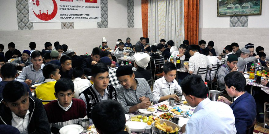 Dünya Yetimler Günü'nde yetimlere iftar