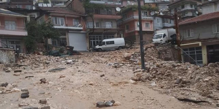 Denizli'de sel hayatı olumsuz etkiledi