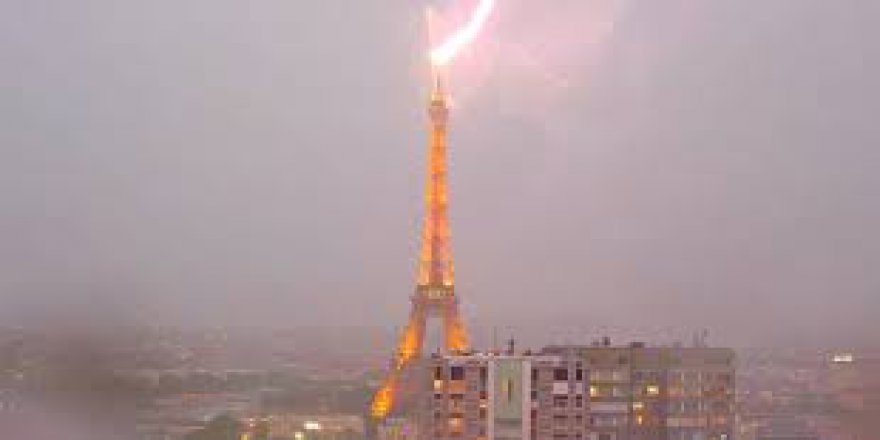 Paris, Eyfel'e düşen yıldırımla aydınlandı
