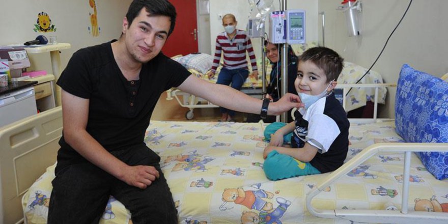 Kanseri yendi şimdi hasta çocuklara umut oluyor