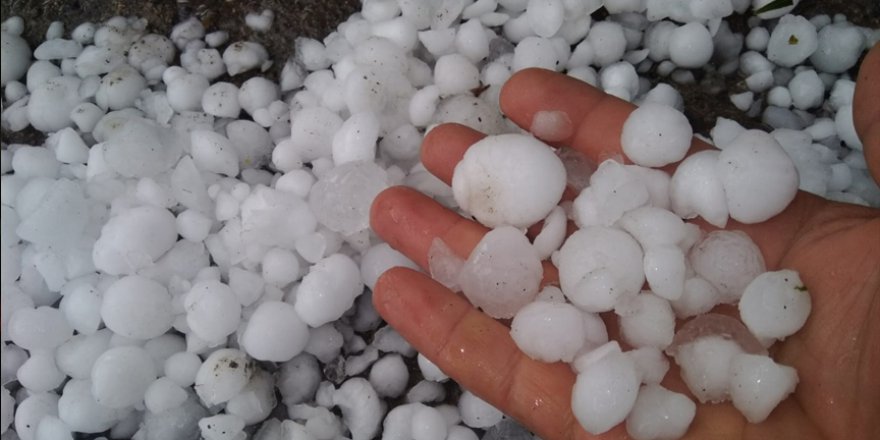 İzmir'de dolu ve sağanak etkili oldu