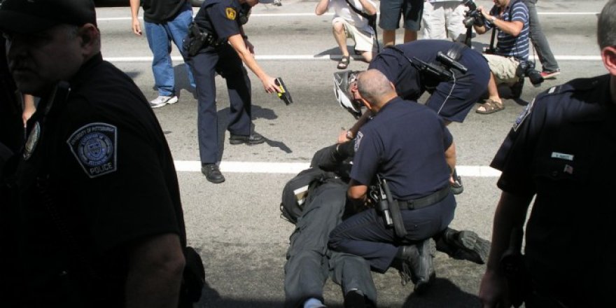 ABD polisi siyahi genci orantısız güç ile durdurdu