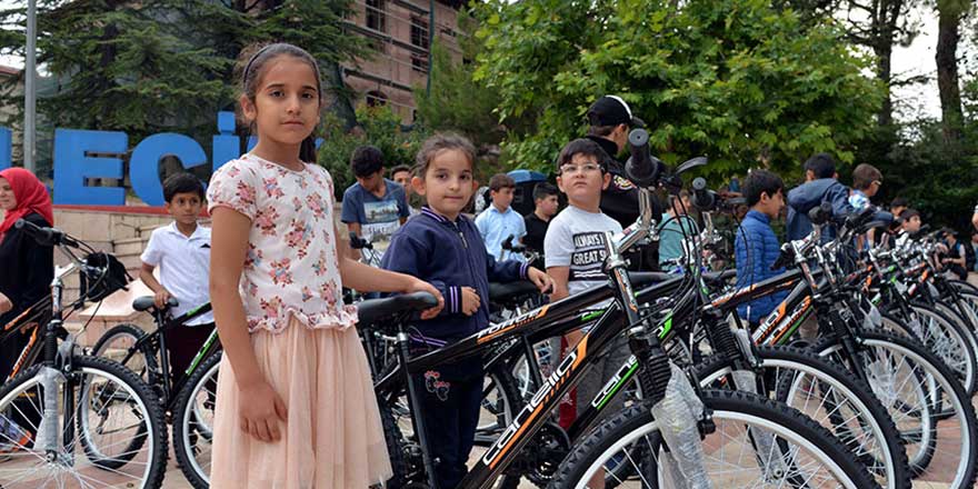 Büyüklerine 'okuma yazma' öğrettiler bisiklet aldılar
