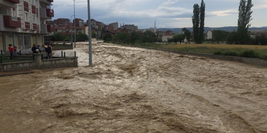 Kastamonu'da bazı ev ve iş yerlerini su bastı