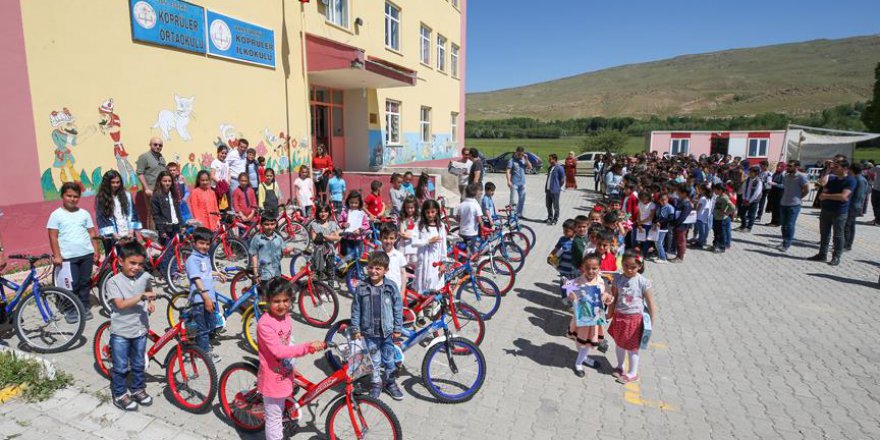 Van'da öğretmen öğrencilerine bisiklet hediye etti