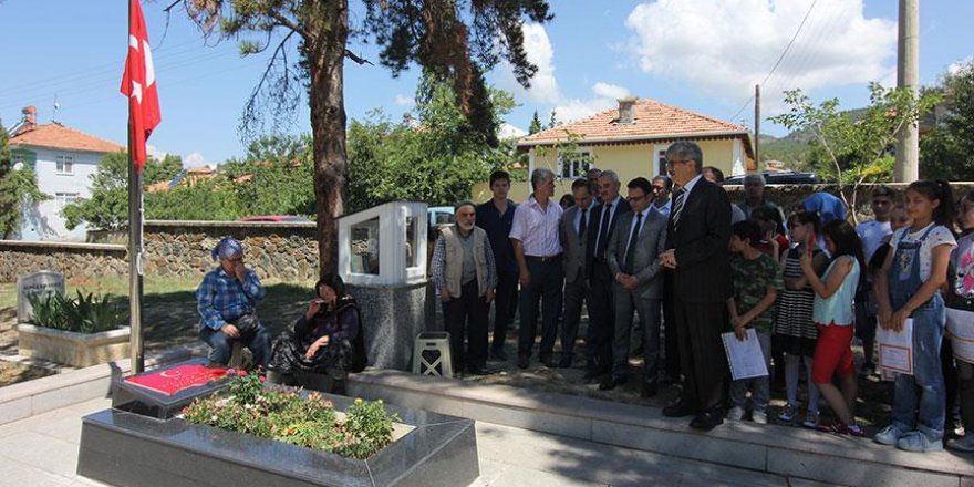 Karneleriyle Aybüke öğretmenin mezarına koştular