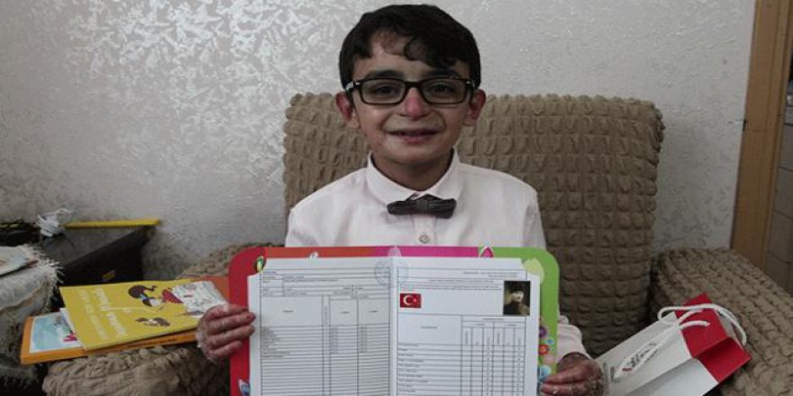 Kelebek hastası öğrencinin karne sevinci