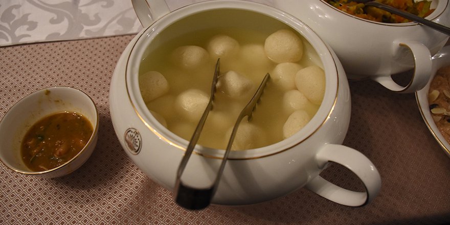 Ankara'daki evlerinde Bangladeş'in iftar geleneğini uyguluyorlar