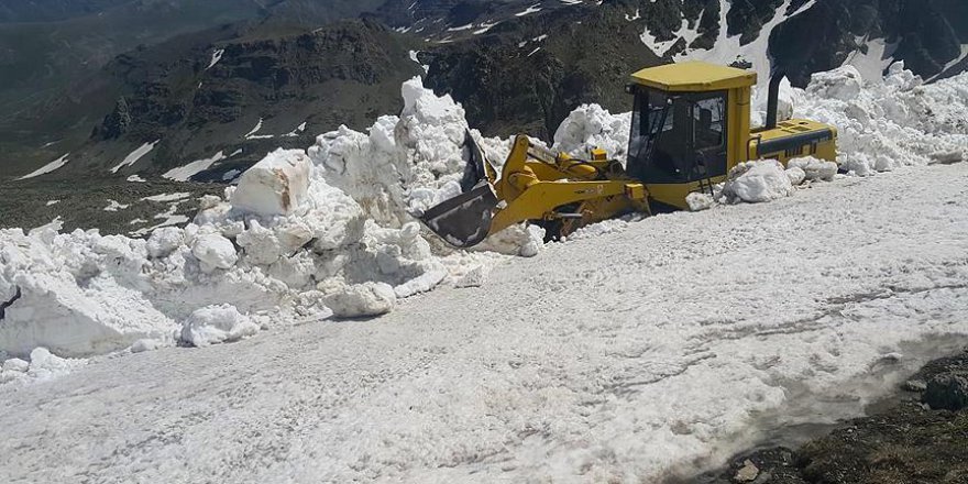 Bayburt'ta yaz başı karla mücadele