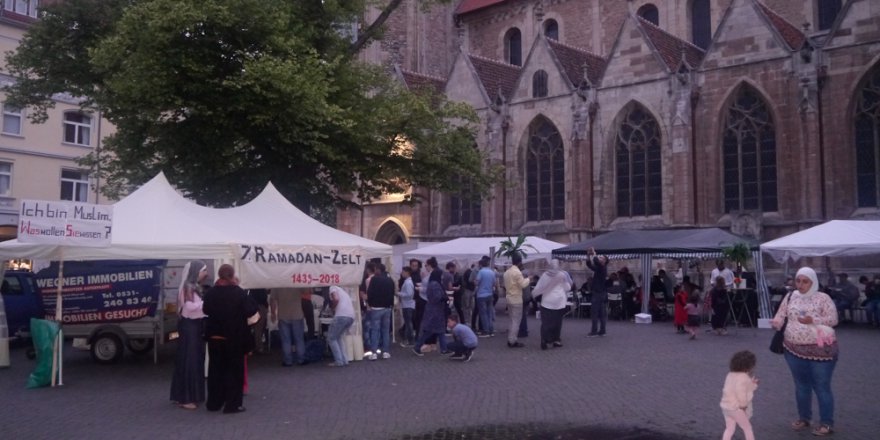 Kilisenin yanına Ramazan çadırı açıldı