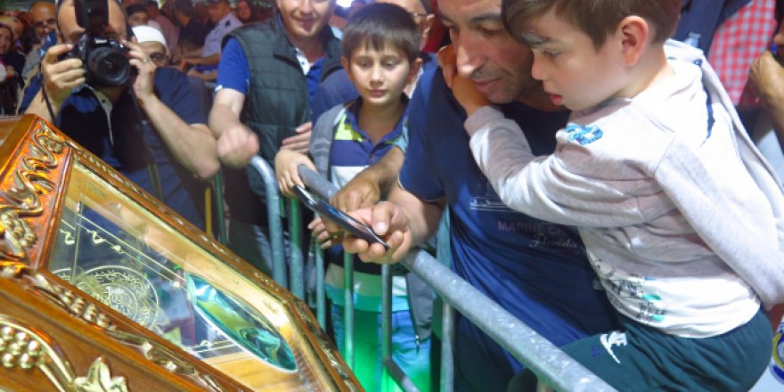 Sakal-ı Şerif için kuyruğa girdiler