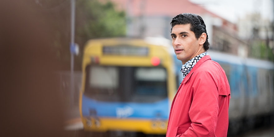 Batıda, laik olmaya çalışan Müslüman gencin komik halleri