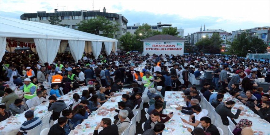 Van'da 180 bin kişi iftar sofralarındaydı