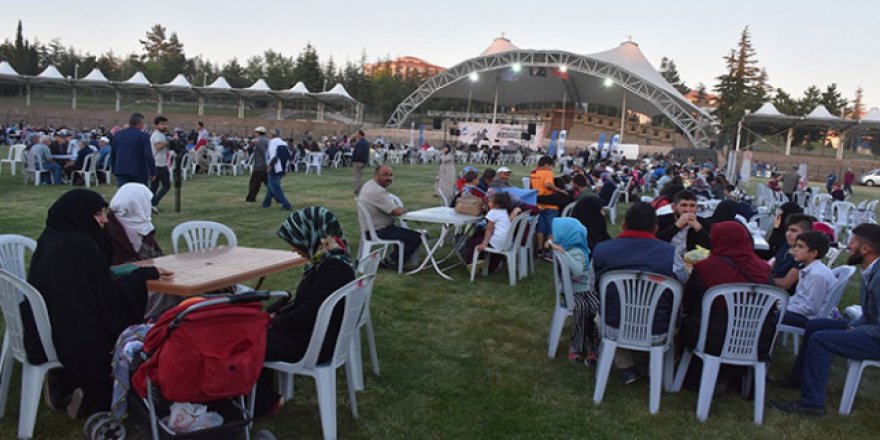 Ertuğrul Gazi Türbesi'nde 2 bin kişillik iftar