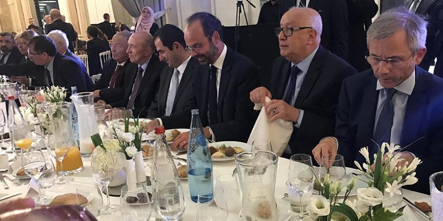 Fransa Başbakanı: İftar sofrasında olmak büyük bir onur