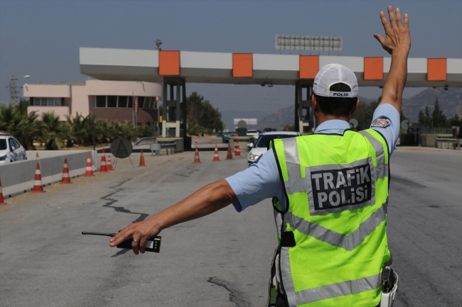 Polis ekiplerinden otoyolda bayram şekeri ikramı
