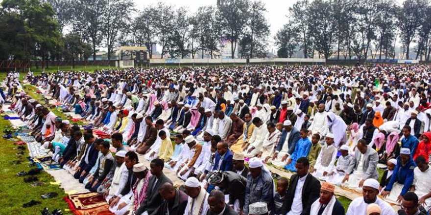 Bayram namazını futbol sahasında kıldı
