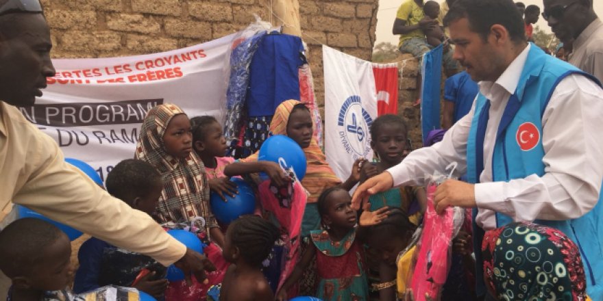 Türkiye Diyanet Vakfı, bayramda binlerce yetimi sevindirdi