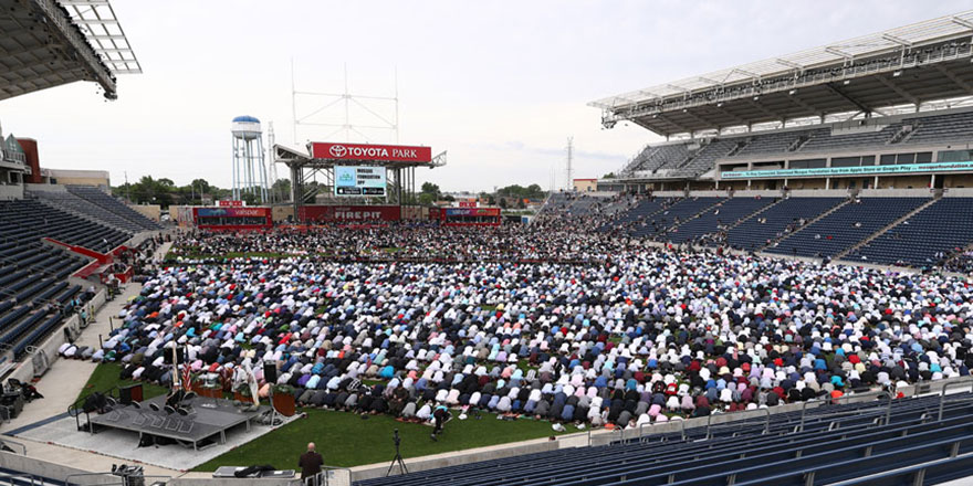 ABD'de 25 bin kişi stadyumda bayram namazı kıldı