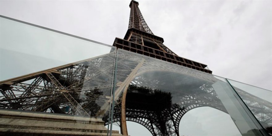 Eyfel Kulesi'ne kurşun geçirmez cam duvar