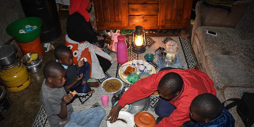 'Evde yemek olmadığı için çocuklar iftarlarını camide yaptılar'