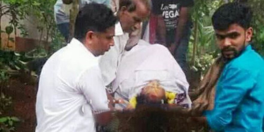 Hindu kadının cenazesi Müslüman merhameti ile kaldırıldı