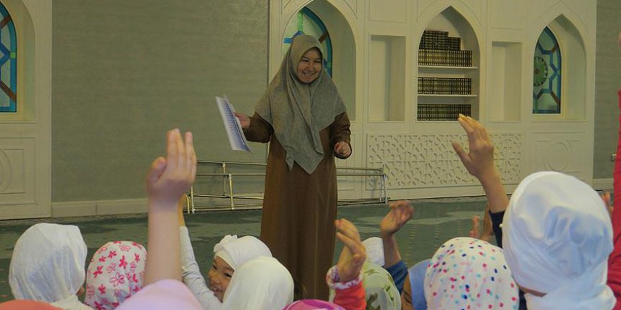 Türkiye'de eğitimini aldığı İslamiyet'i kızlara öğretiyor