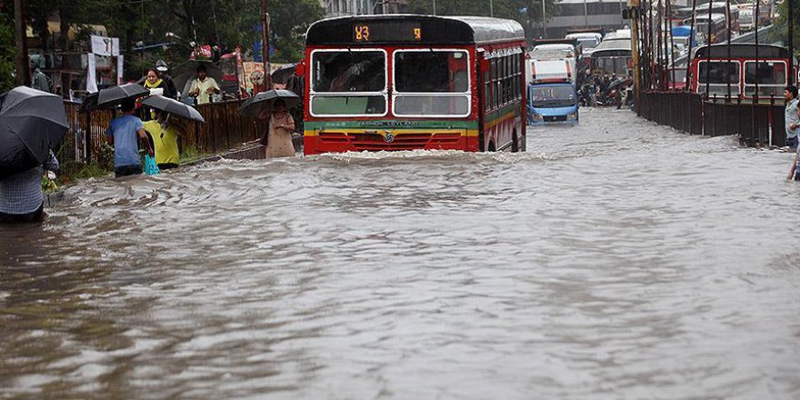 Hindistan'da 500 bin kişi sellerden etkilendi