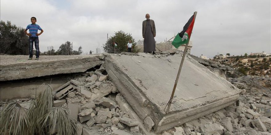 İşgalci İsrail bir Filistinlinin evini yıktı