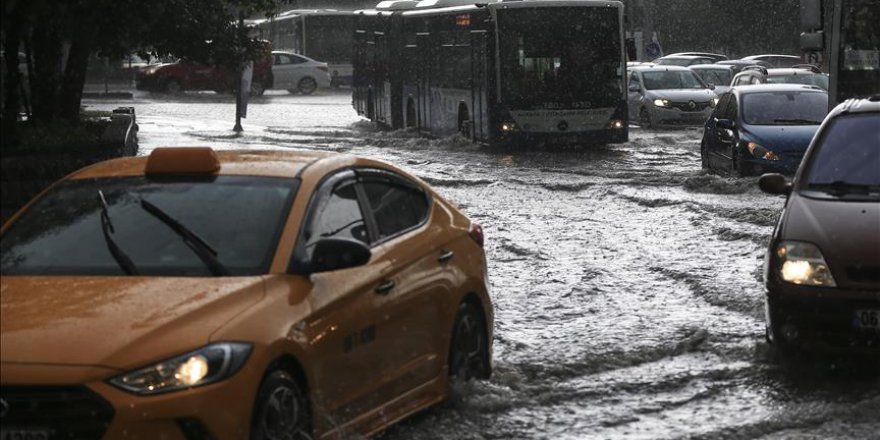 Başkentte kuvvetli yağış hayatı etkiledi