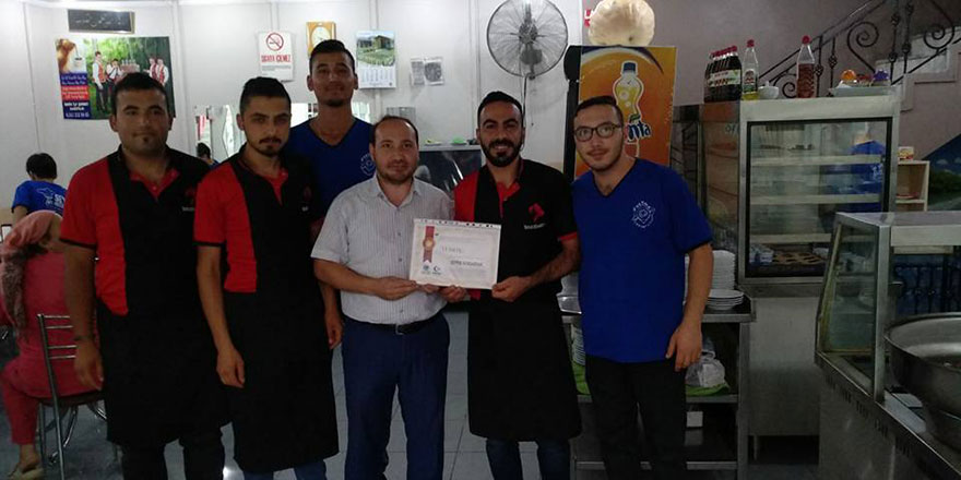 Ramazan'da dükkanı kapatan esnafa tebrik belgesi verildi