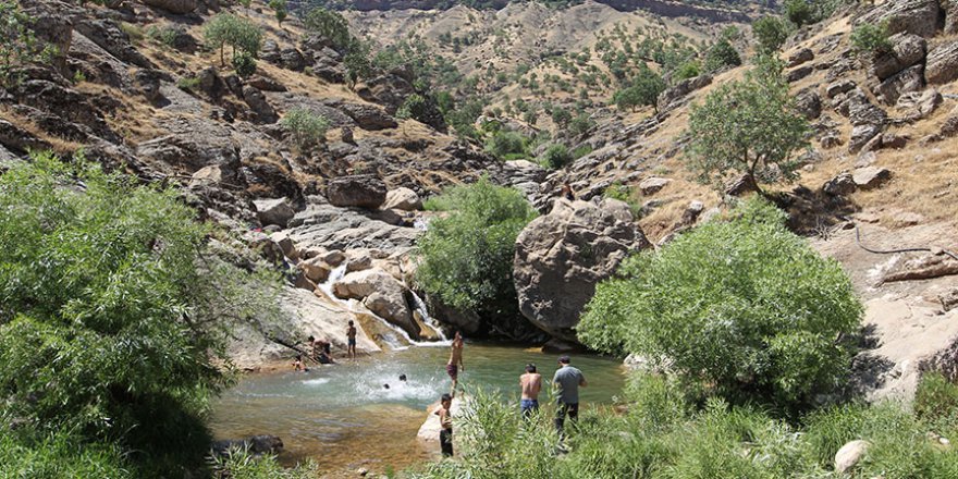 Teröristlerin gezdiği bölgelerde artık çocuklar yüzüyor
