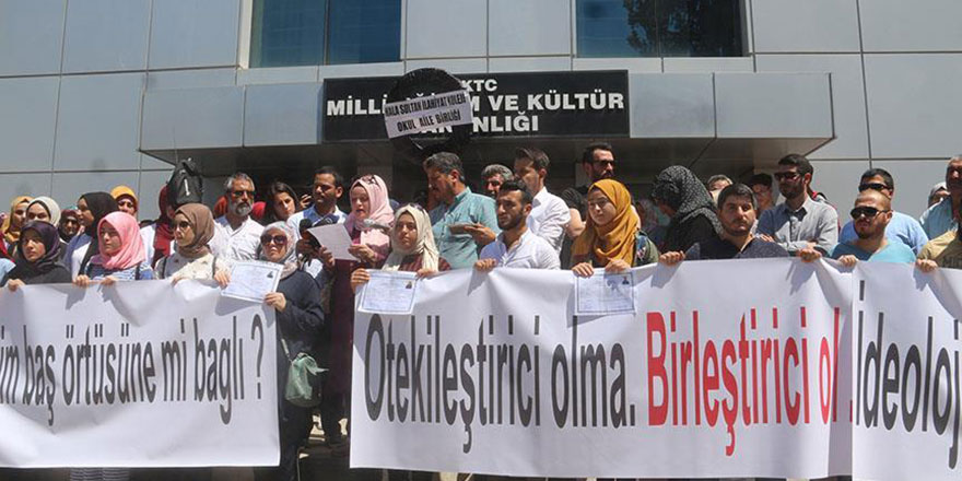 Kıbrıs'ta başörtülü öğrencilere zulüm devam ediyor