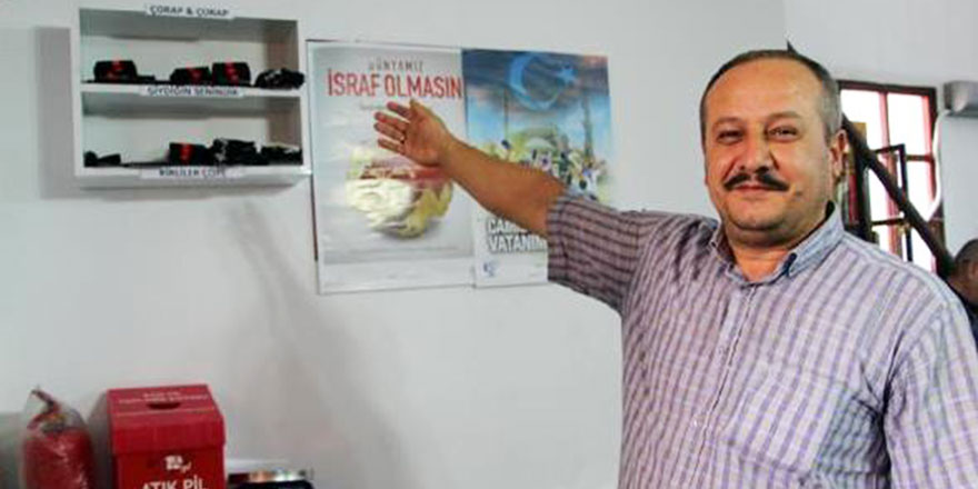 Camiye gelen cemaate yeni çorap hediye ediyor