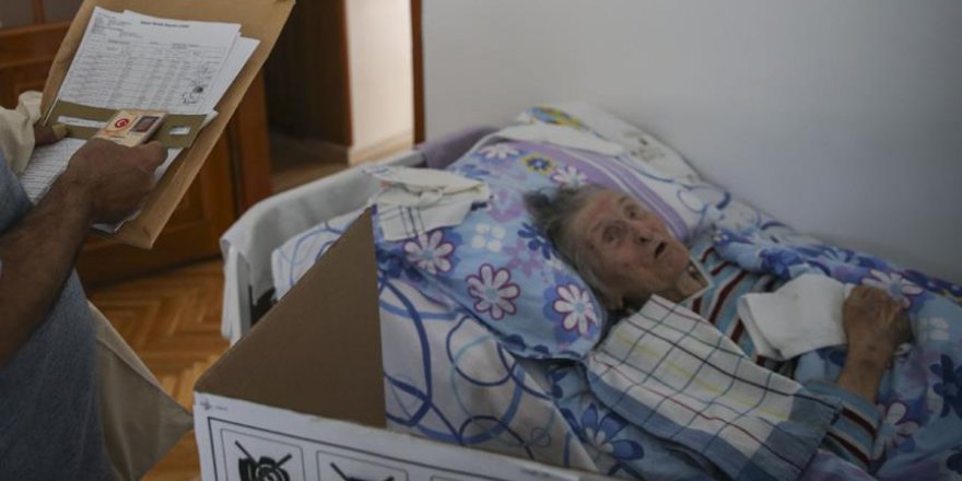 100 yaşında olmasına rağmen demokrasi için oyunu kullandı