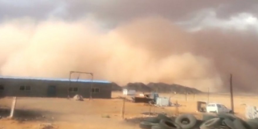 Çin'de tozdan duvar meydana geldi