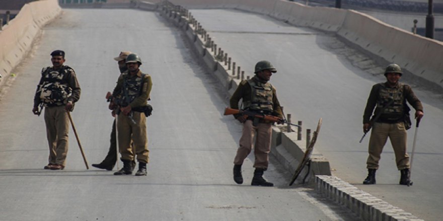 Hindistan'da Maocular polise saldırdı