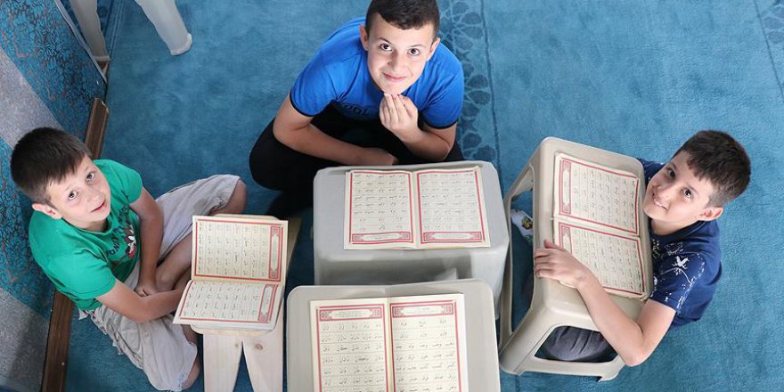Çocuklar Kur'an öğrenmek için camilere koştu