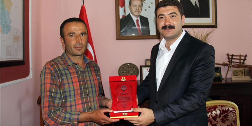 Sokakları süpürürken bulduğu parayı polislere teslim etti