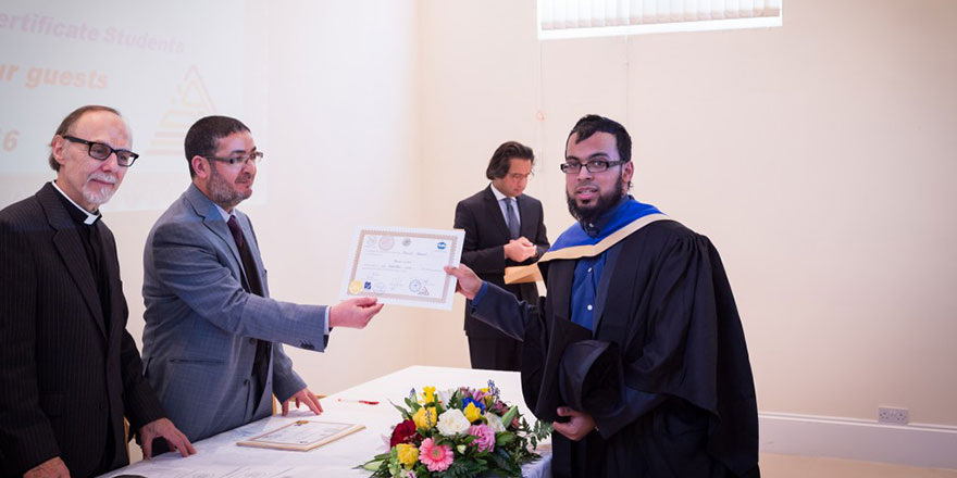 Müslüman öğrenci sayısı düşen İngiltere, para için şeriata sarıldı