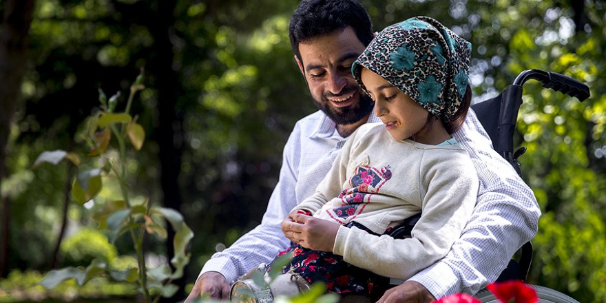 Suriyeli Maya ve babası yürüyecekleri günü bekliyor