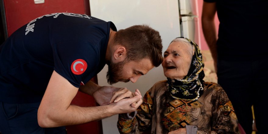 Acil Servis 105 yaşındaki ninenin doğum gününü kutladı