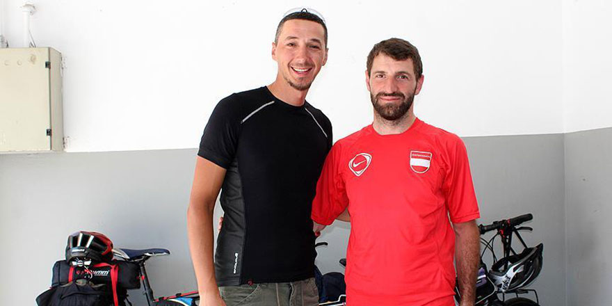 Biri avukat biri imam bisikletle Hacca gidiyorlar