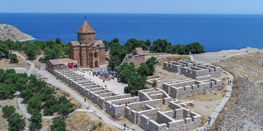 Van'daki bu adaya gölün altından içme suyu verilecek