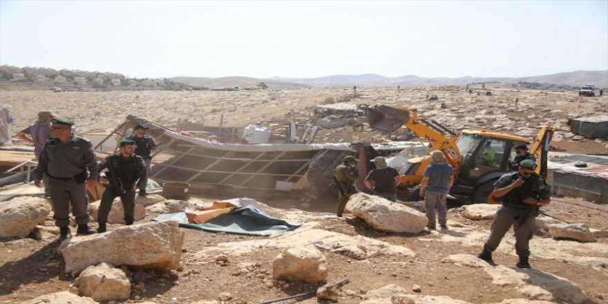 İsrail askerleri Filistinlilere ait 40 ev ve ağılı yıktı