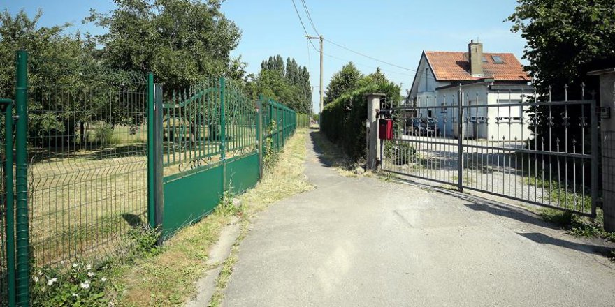 Belçika'da Müslüman kızın üstüne haç çizilmesi tartışılıyor