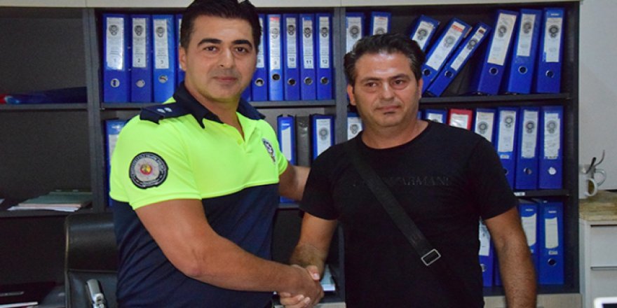 Yolda bulduğu 20 bin TL'yi emniyete teslim etti