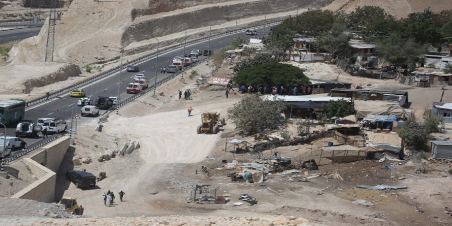 Evleri yıkılmasın diye nöbet tutuyorlar