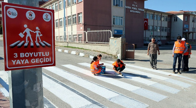 Öğrencilerden okul önüne "3 boyutlu" yaya geçidi