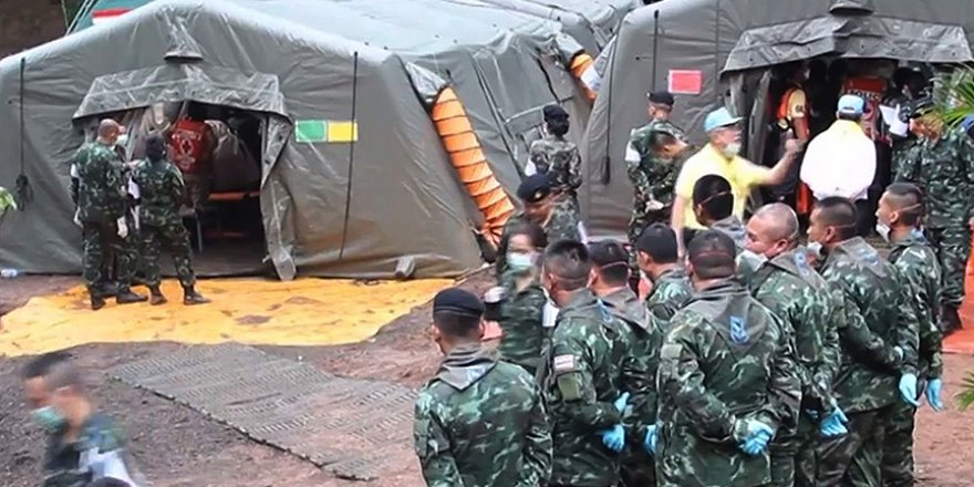 Tayland'da mağarada mahsur kalan çocuklar kurtarılıyor
